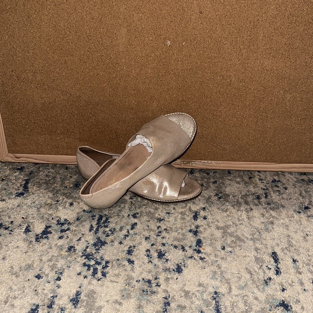 Hold flats. Used- good condition - Picture 3 of 3